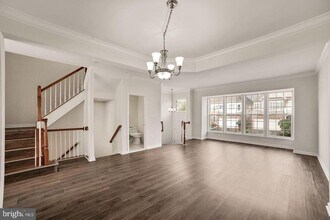 5635 Sheals Ln in Centreville, VA - Foto de edificio - Building Photo