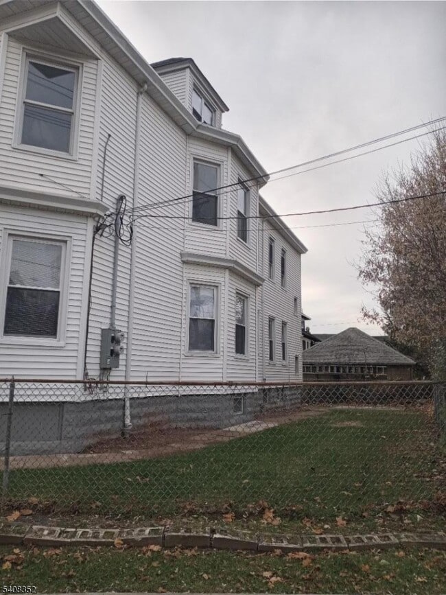32 Vreeland Ave in Paterson, NJ - Building Photo - Building Photo