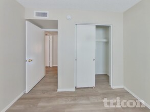 8102 W Heatherbrae Dr in Phoenix, AZ - Foto de edificio - Building Photo