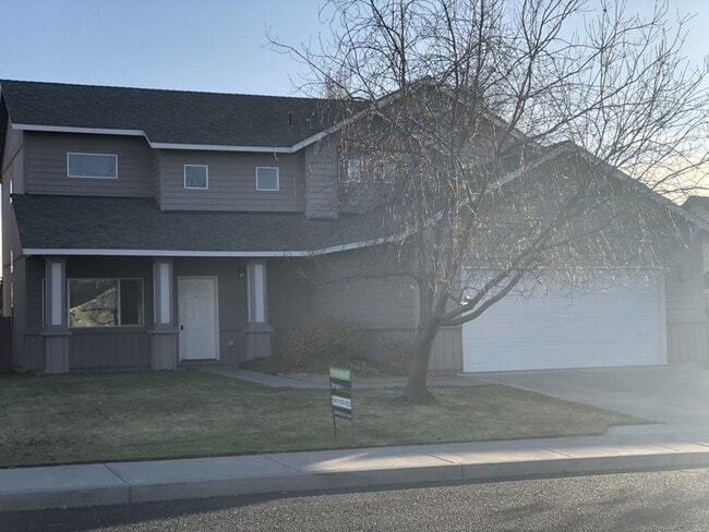 944 NW Oak Pl in Redmond, OR - Building Photo - Building Photo