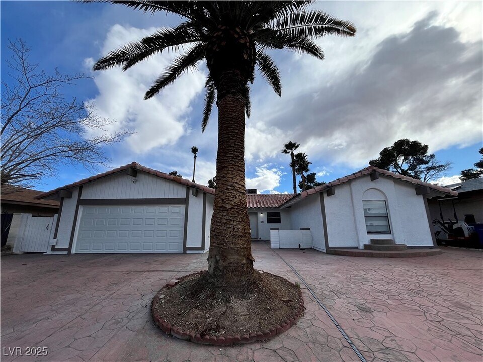 6191 Bullion Blvd in Las Vegas, NV - Foto de edificio