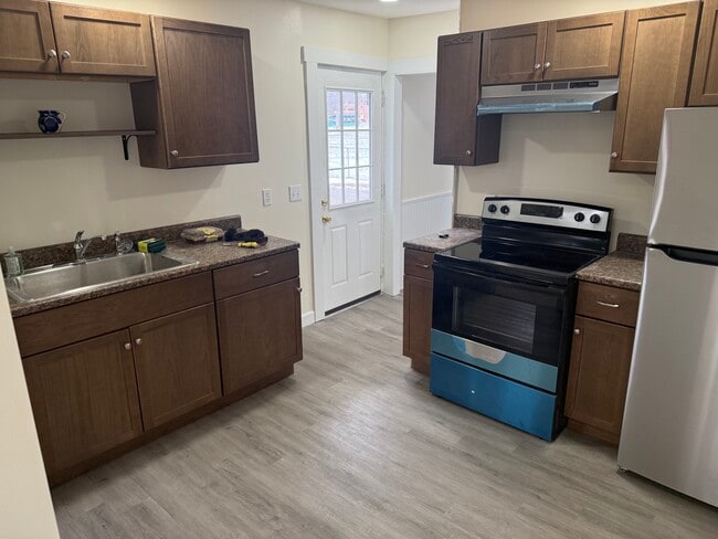 4 Hopson Ave, Unit 1 in Branford, CT - Foto de edificio - Building Photo