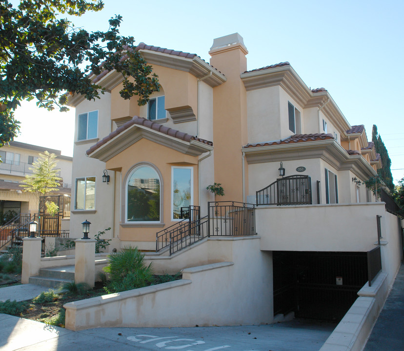 352 W Lexington Dr in Glendale, CA - Building Photo