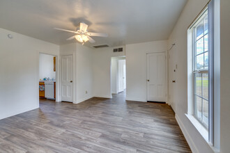 Park Shadows in Goodyear, AZ - Building Photo - Interior Photo