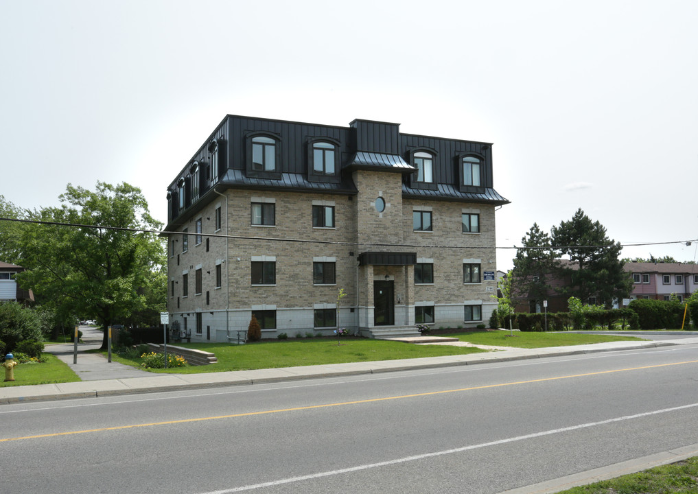 2744 Innes Rd in Ottawa, ON - Building Photo