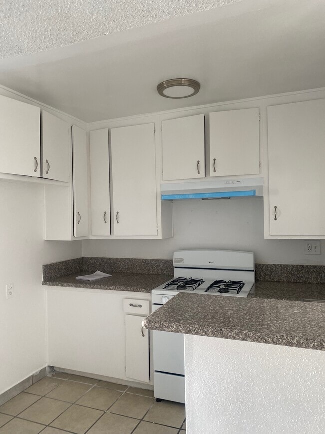 Summer Breeze Apartments in North Hills, CA - Building Photo - Building Photo