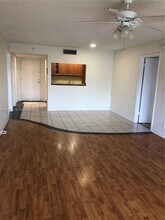 210 Lakeview Dr in Weston, FL - Building Photo - Building Photo