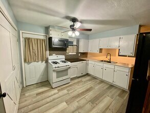 5696 Pleasant St in North Ridgeville, OH - Foto de edificio - Building Photo