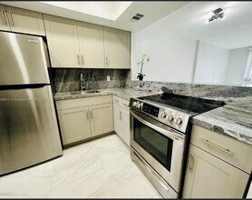 1333 E Hallandale Beach Blvd, Unit 302 Bldg April Breeze in Hallandale Beach, FL - Foto de edificio - Building Photo