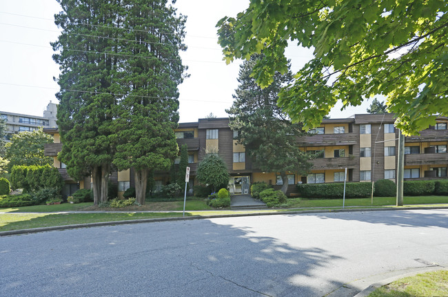 Holly Brae in Burnaby, BC - Building Photo - Building Photo