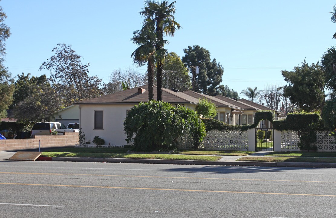 342 W Alameda Ave in Burbank, CA - Building Photo