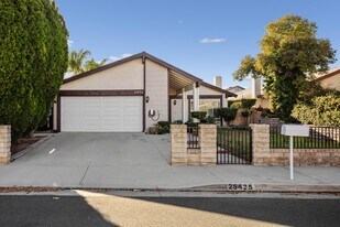 25435 Via Pacifica in Santa Clarita, CA - Building Photo