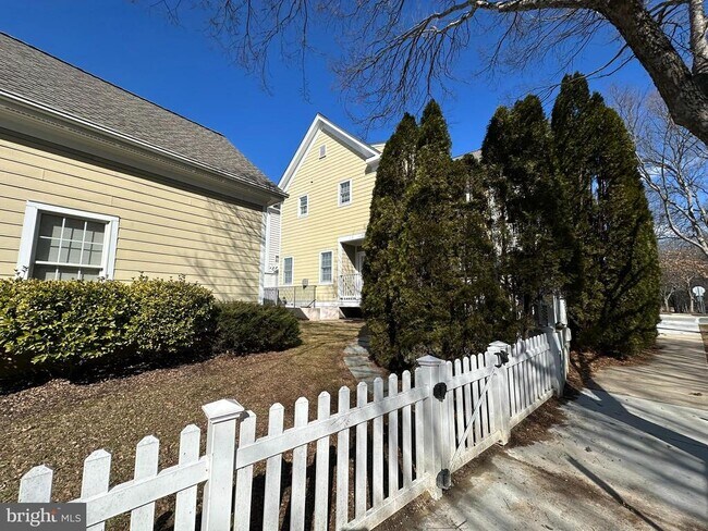 817 Linslade St-Unit -B1 in Gaithersburg, MD - Building Photo - Building Photo
