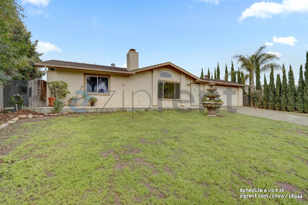 1144 Shadow Mountain Terrace in Vista, CA - Building Photo