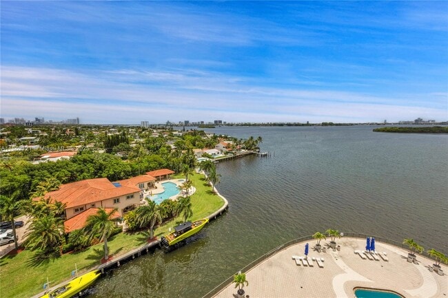 1800 NE 114th St in Miami, FL - Foto de edificio - Building Photo