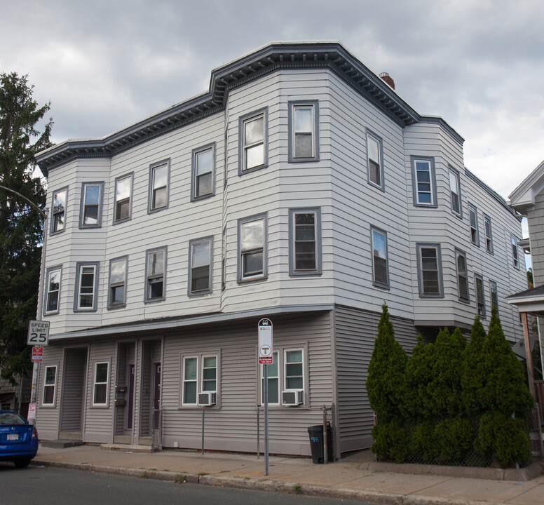 171 Rindge Ave, Unit 1R in Cambridge, MA - Building Photo