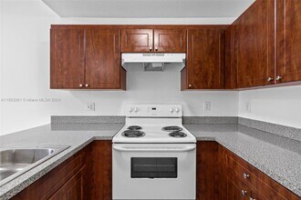 2493 W 78th St, Unit 101 in Hialeah, FL - Building Photo - Building Photo