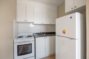 2890 St Clair Ave E in Toronto, ON - Building Photo