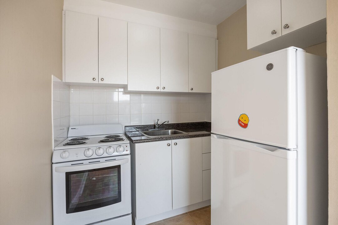 2890 St Clair Ave E in Toronto, ON - Building Photo