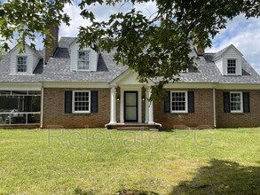 10322 Cox Rd in Ford, VA - Foto de edificio - Building Photo