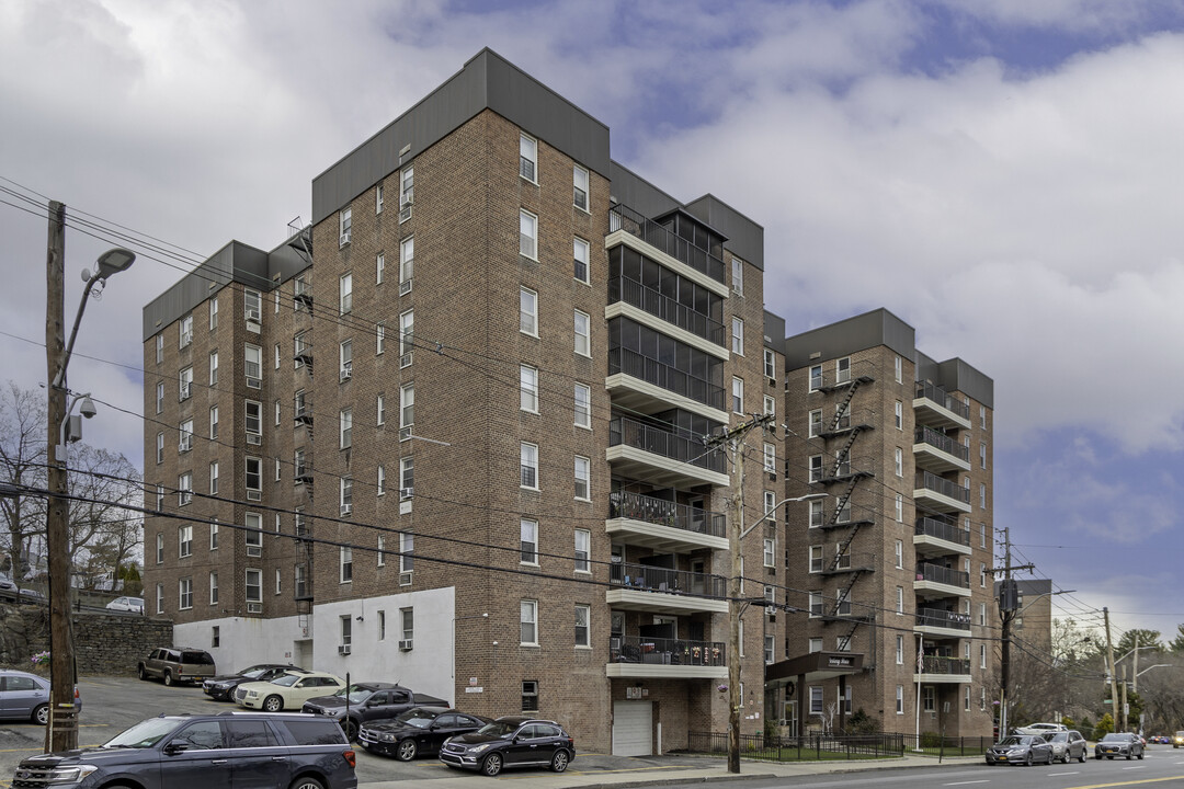 Parkway House in Yonkers, NY - Building Photo