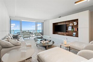 360 Ocean Dr in Key Biscayne, FL - Building Photo