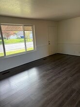 1343 N Deerfield Dr in Centerville, UT - Foto de edificio - Building Photo