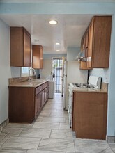 927 N Vista Way in Colton, CA - Foto de edificio - Building Photo