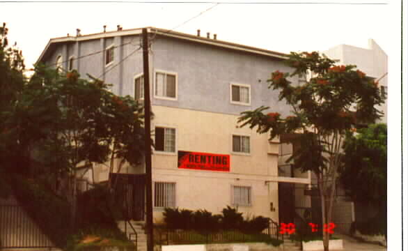 524 N Virgil Ave in Los Angeles, CA - Foto de edificio - Building Photo