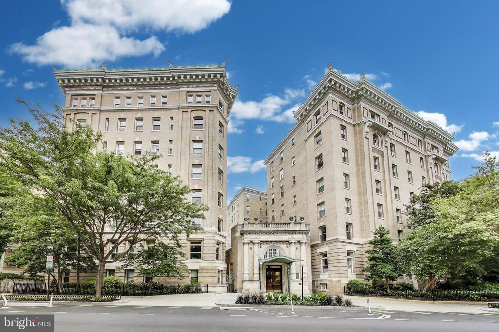2022 Columbia Rd NW in Washington, DC - Building Photo