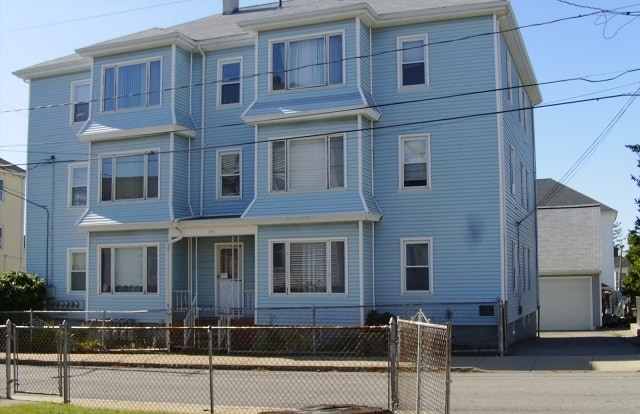 131 Raymond Ave in Fall River, MA - Foto de edificio