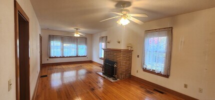 1129 N Colony Rd in Meriden, CT - Foto de edificio - Building Photo