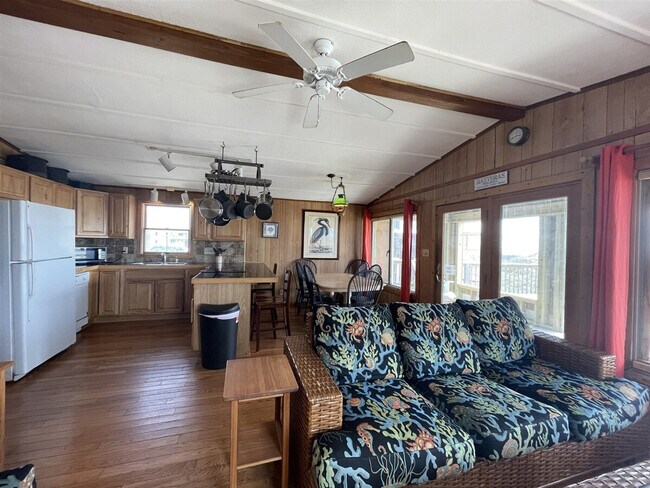 57154 Lighthouse Rd in Hatteras, NC - Foto de edificio - Building Photo
