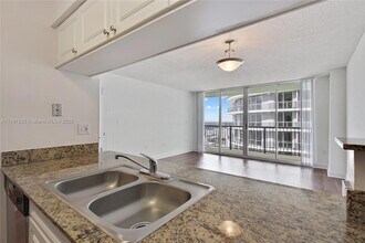 1756 N Bayshore Dr, Unit 37J in Miami, FL - Building Photo - Building Photo