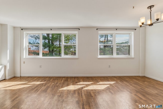 889 Farmington Ave in West Hartford, CT - Building Photo - Building Photo