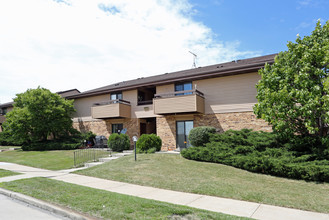 Country Oaks Apartments in Oak Creek, WI - Building Photo - Building Photo