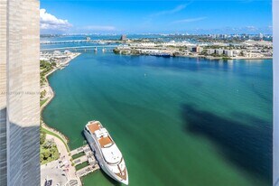 335 S Biscayne Blvd in Miami, FL - Building Photo