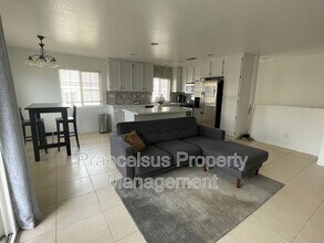 1459 Claude Ln in Chula Vista, CA - Foto de edificio - Building Photo