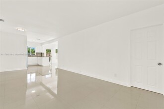 6450 SW 28th St in Miami, FL - Building Photo - Building Photo