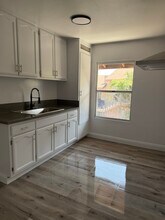 1060 W 117th St in Los Angeles, CA - Foto de edificio - Building Photo