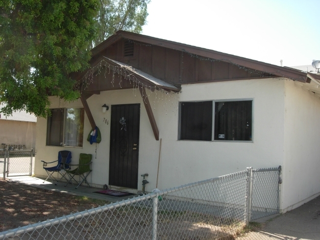 706 E Mission Ave in Escondido, CA - Foto de edificio - Building Photo