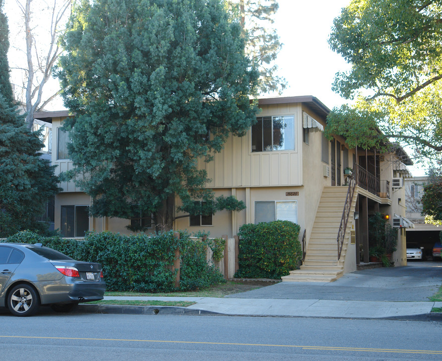 10820 Camarillo St in North Hollywood, CA - Building Photo