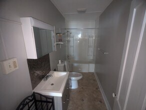 201 Division St, Unit 203 in Bennington, VT - Foto de edificio - Building Photo