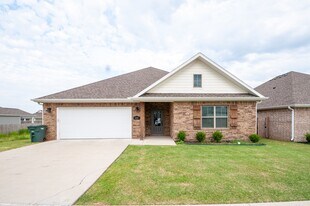 535 Wagon Wheel Ave in Fayetteville, AR - Building Photo
