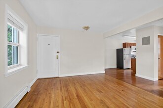 11012 64th Rd in Forest Hills, NY - Foto de edificio - Building Photo