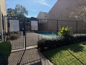 6511 Kenyon Ln in Bellaire, TX - Foto de edificio - Building Photo