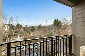 1111 SE Tenino St in Portland, OR - Building Photo - Building Photo