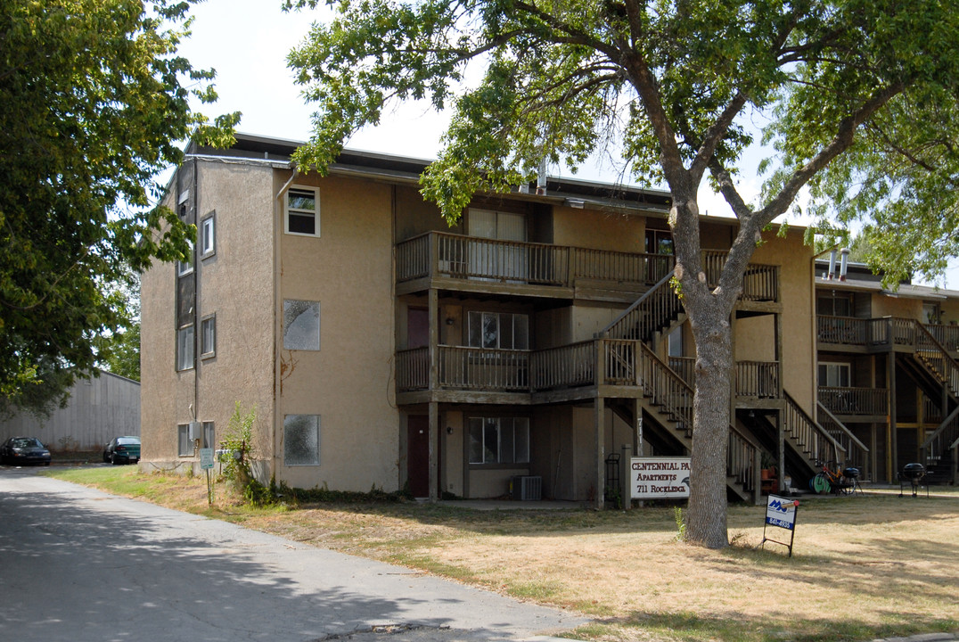 711 Rockledge Rd in Lawrence, KS - Building Photo