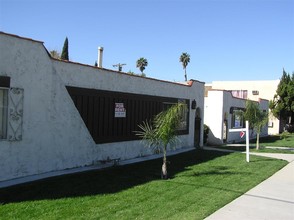 16726-16732 Saticoy St in Van Nuys, CA - Building Photo - Building Photo