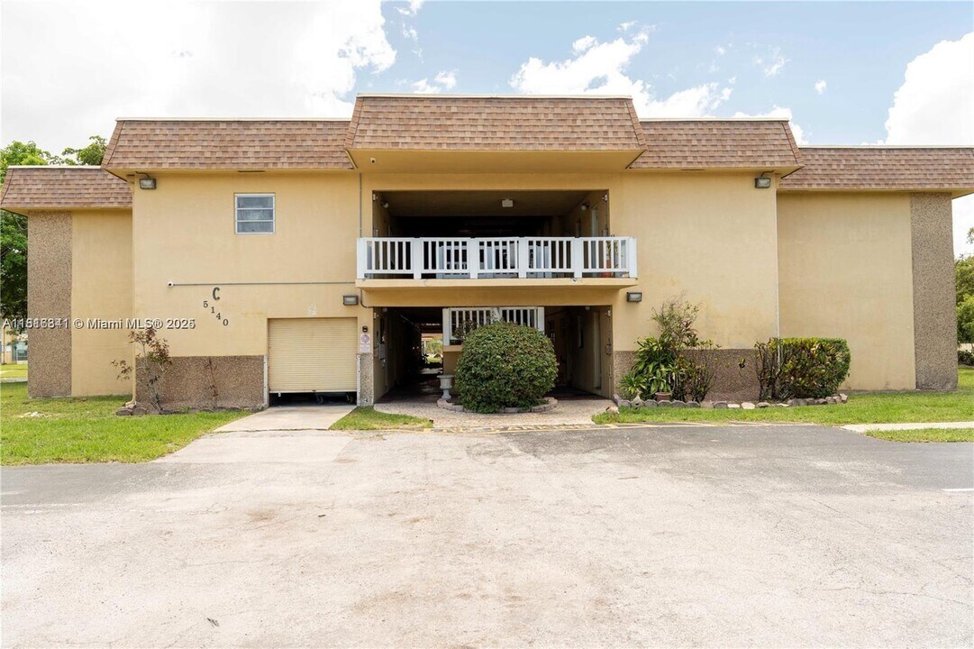 5140 SW 40th Ave in Fort Lauderdale, FL - Building Photo